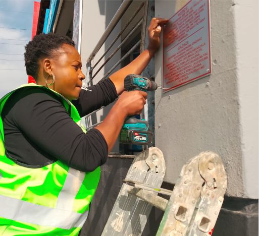 WOMENT INSTALLING SIGN WOMAN INSTALLATION TRAINING